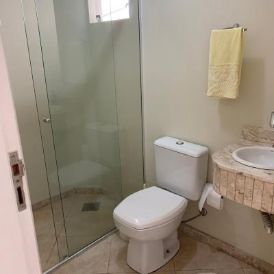 Casa Residencial com 247m², 3 quartos, 1 suíte, 1 garagem, no bairro Barreiros em São José