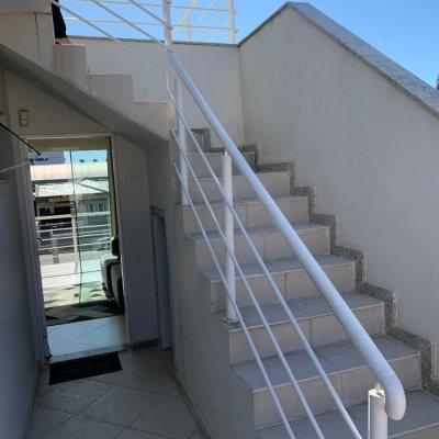 Casa Residencial com 247m², 3 quartos, 1 suíte, 1 garagem, no bairro Barreiros em São José