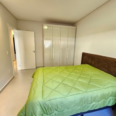 Casa Residencial com 160m², 3 quartos, 1 suíte, 2 garagens, no bairro Barreiros em São José