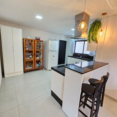 Casa Residencial com 160m², 3 quartos, 1 suíte, 2 garagens, no bairro Barreiros em São José