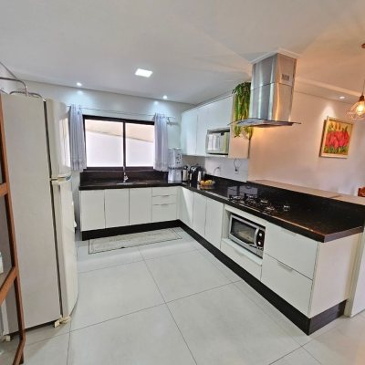 Casa Residencial com 160m², 3 quartos, 1 suíte, 2 garagens, no bairro Barreiros em São José