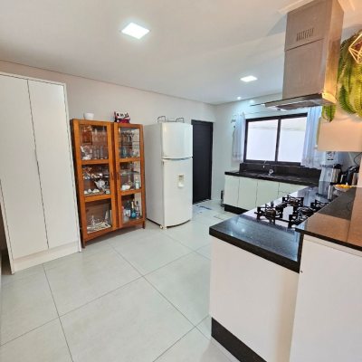 Casa Residencial com 160m², 3 quartos, 1 suíte, 2 garagens, no bairro Barreiros em São José