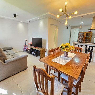 Casa Residencial com 160m², 3 quartos, 1 suíte, 2 garagens, no bairro Barreiros em São José