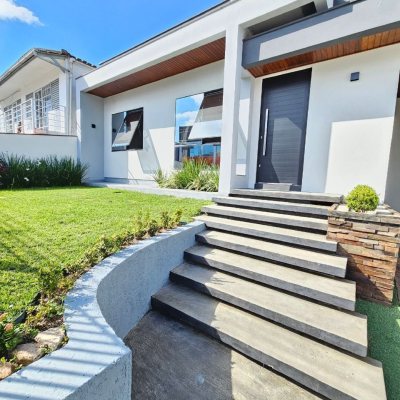 Casa Residencial com 160m², 3 quartos, 1 suíte, 2 garagens, no bairro Barreiros em São José