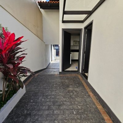 Casa Residencial com 160m², 3 quartos, 1 suíte, 2 garagens, no bairro Barreiros em São José