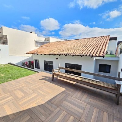 Casa Residencial com 160m², 3 quartos, 1 suíte, 2 garagens, no bairro Barreiros em São José