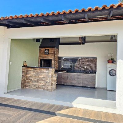 Casa Residencial com 160m², 3 quartos, 1 suíte, 2 garagens, no bairro Barreiros em São José