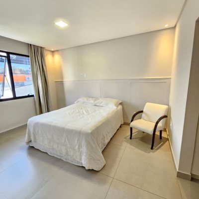 Casa Residencial com 160m², 3 quartos, 1 suíte, 2 garagens, no bairro Barreiros em São José