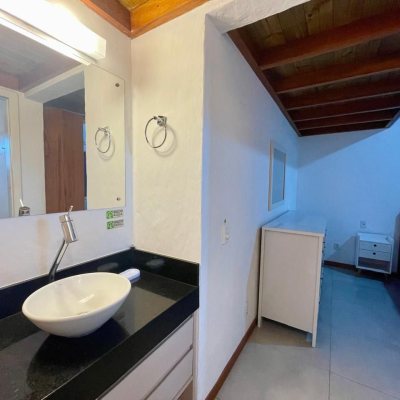 Casa em Condomínio com 63m², 2 quartos, 1 suíte, 1 garagem, no bairro Cachoeira Do Bom Jesus em Florianópolis