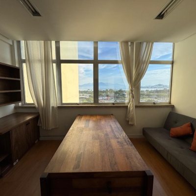 Sala com 64m², no bairro Centro em Florianópolis