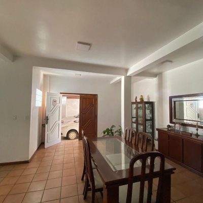 Casa Residencial com 340m², 5 quartos, 5 suítes, 5 garagens, no bairro Agronômica em Florianópolis