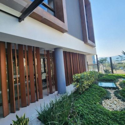 Apartamentos com 60m², 1 quarto (sendo 1 suíte), 1 garagem, no bairro Carvoeira em Florianópolis