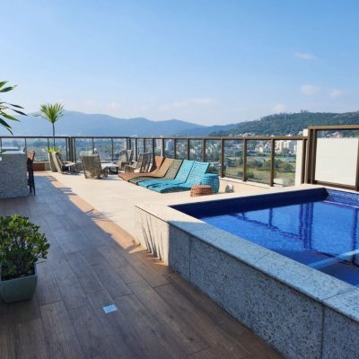 Apartamentos com 60m², 1 quarto (sendo 1 suíte), 1 garagem, no bairro Carvoeira em Florianópolis