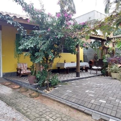 Casa Residencial com 90m², 4 quartos, 2 garagens, no bairro São João Do Rio Vermelho em Florianópolis