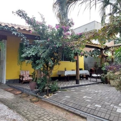 Casa Residencial com 90m², 4 quartos, 2 garagens, no bairro São João Do Rio Vermelho em Florianópolis