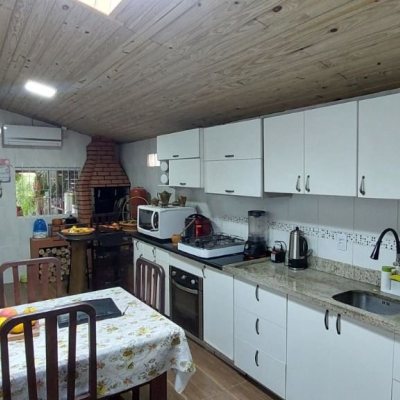 Casa Residencial com 90m², 4 quartos, 2 garagens, no bairro São João Do Rio Vermelho em Florianópolis