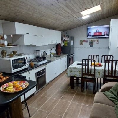 Casa Residencial com 90m², 4 quartos, 2 garagens, no bairro São João Do Rio Vermelho em Florianópolis