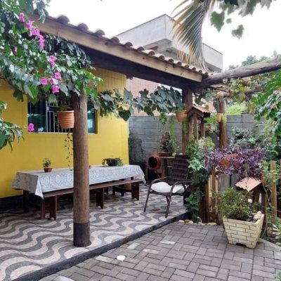 Casa Residencial com 90m², 4 quartos, 2 garagens, no bairro São João Do Rio Vermelho em Florianópolis