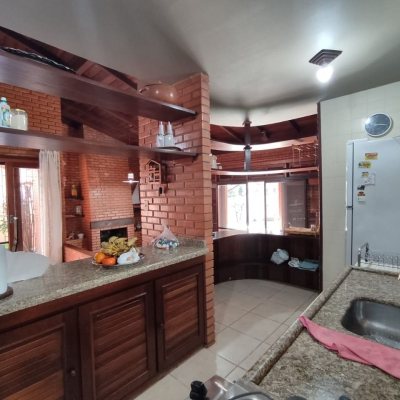 Casa Residencial com 188m², 5 quartos, 1 suíte, 3 garagens, no bairro Ingleses em Florianópolis