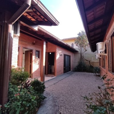 Casa Residencial com 188m², 5 quartos, 1 suíte, 3 garagens, no bairro Ingleses em Florianópolis