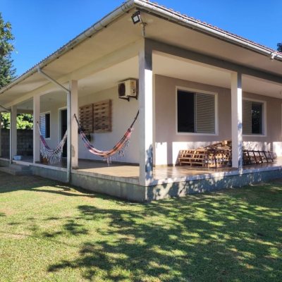 Casa Residencial com 110m², 3 quartos, 2 garagens, no bairro Enseada de Brito em Palhoça