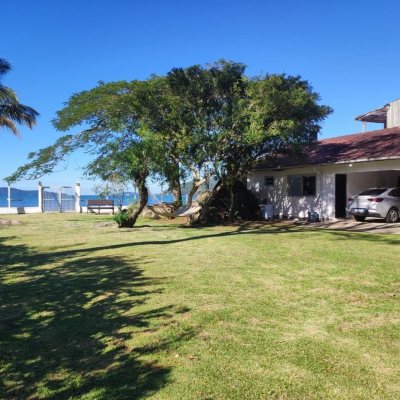 Casa Residencial com 110m², 3 quartos, 2 garagens, no bairro Enseada de Brito em Palhoça