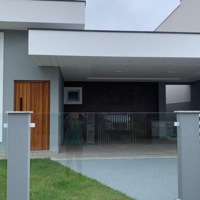 Casa Residencial com 116m², 3 quartos, 1 suíte, 2 garagens, no bairro Forquilhas em São José