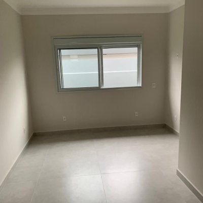 Casa Residencial com 116m², 3 quartos, 1 suíte, 2 garagens, no bairro Forquilhas em São José