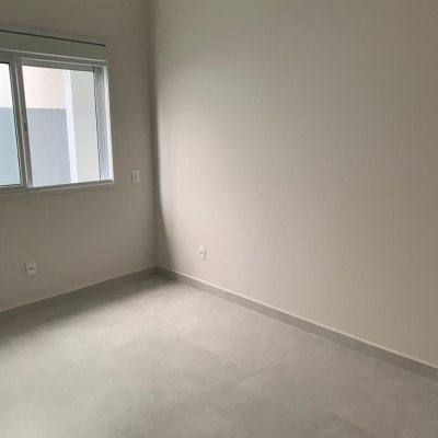 Casa Residencial com 116m², 3 quartos, 1 suíte, 2 garagens, no bairro Forquilhas em São José