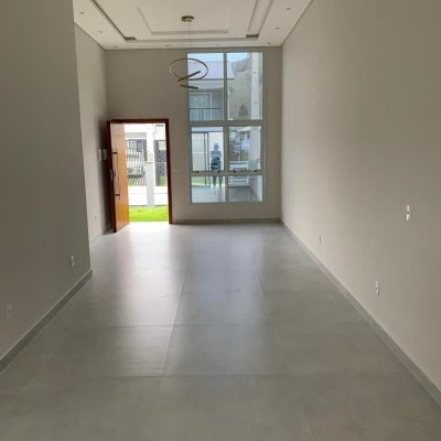 Casa Residencial com 116m², 3 quartos, 1 suíte, 2 garagens, no bairro Forquilhas em São José