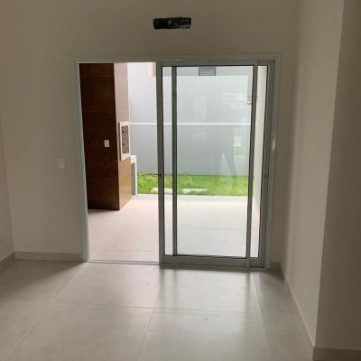 Casa Residencial com 116m², 3 quartos, 1 suíte, 2 garagens, no bairro Forquilhas em São José