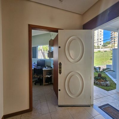 Casa Residencial com 350m², 4 quartos, 3 suítes, 2 garagens, no bairro Canto em Florianópolis