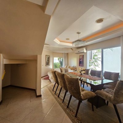 Casa Residencial com 350m², 4 quartos, 3 suítes, 2 garagens, no bairro Canto em Florianópolis