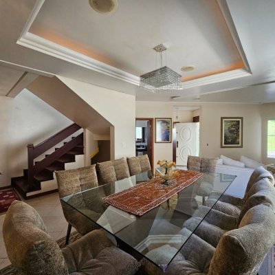 Casa Residencial com 350m², 4 quartos, 3 suítes, 2 garagens, no bairro Canto em Florianópolis