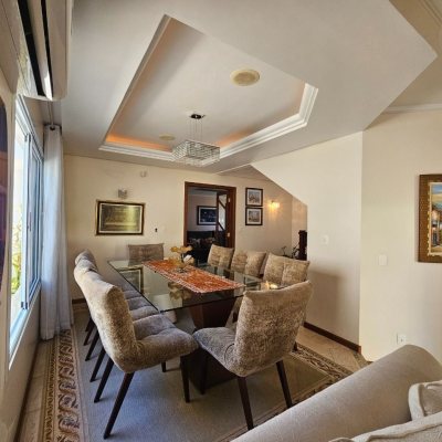 Casa Residencial com 350m², 4 quartos, 3 suítes, 2 garagens, no bairro Canto em Florianópolis