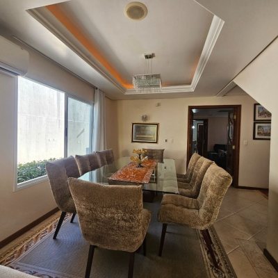 Casa Residencial com 350m², 4 quartos, 3 suítes, 2 garagens, no bairro Canto em Florianópolis