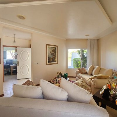 Casa Residencial com 350m², 4 quartos, 3 suítes, 2 garagens, no bairro Canto em Florianópolis