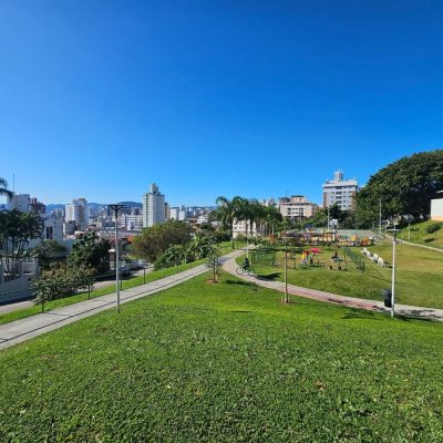 Casa Residencial com 350m², 4 quartos, 3 suítes, 2 garagens, no bairro Canto em Florianópolis