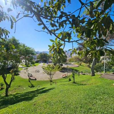 Casa Residencial com 350m², 4 quartos, 3 suítes, 2 garagens, no bairro Canto em Florianópolis