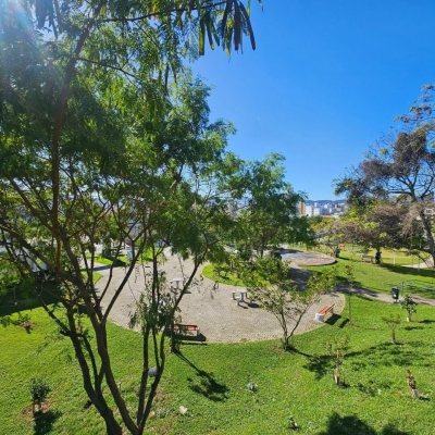 Casa Residencial com 350m², 4 quartos, 3 suítes, 2 garagens, no bairro Canto em Florianópolis