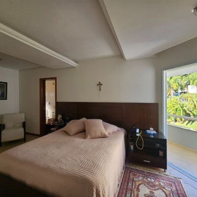 Casa Residencial com 350m², 4 quartos, 3 suítes, 2 garagens, no bairro Canto em Florianópolis