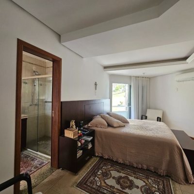 Casa Residencial com 350m², 4 quartos, 3 suítes, 2 garagens, no bairro Canto em Florianópolis