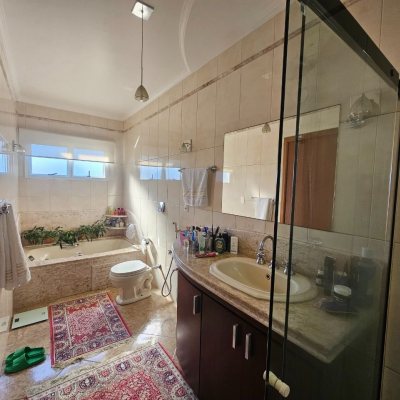 Casa Residencial com 350m², 4 quartos, 3 suítes, 2 garagens, no bairro Canto em Florianópolis