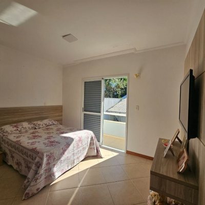 Casa Residencial com 350m², 4 quartos, 3 suítes, 2 garagens, no bairro Canto em Florianópolis