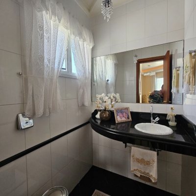 Casa Residencial com 350m², 4 quartos, 3 suítes, 2 garagens, no bairro Canto em Florianópolis