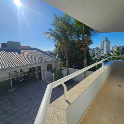Casa Residencial com 350m², 4 quartos, 3 suítes, 2 garagens, no bairro Canto em Florianópolis