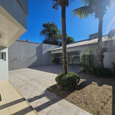Casa Residencial com 350m², 4 quartos, 3 suítes, 2 garagens, no bairro Canto em Florianópolis