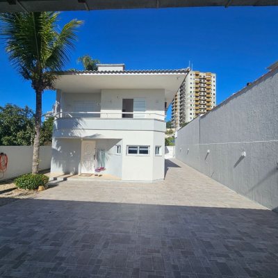 Casa Residencial com 350m², 4 quartos, 3 suítes, 2 garagens, no bairro Canto em Florianópolis