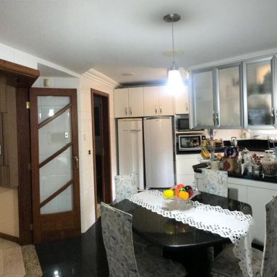 Casa Residencial com 350m², 4 quartos, 3 suítes, 2 garagens, no bairro Canto em Florianópolis