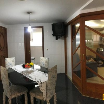 Casa Residencial com 350m², 4 quartos, 3 suítes, 2 garagens, no bairro Canto em Florianópolis
